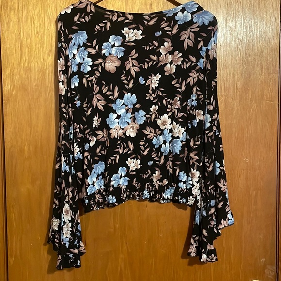•AMERICAN EAGLE•FLORAL EXAGGERATED RUFFLE LONG SLEEVE DEEP V SMOCKED TOP LARGE - Picture 3 of 11